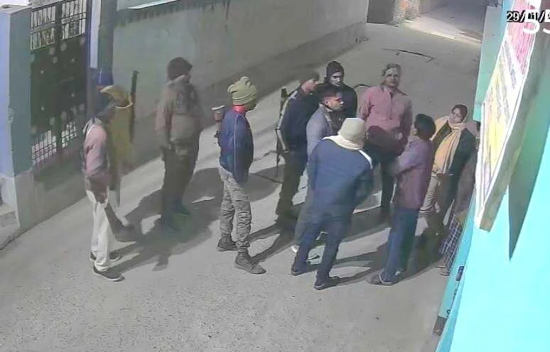 समस्तीपुर: मुख्यमंत्री की 'समृद्धि यात्रा' से पहले पुलिसिया कार्रवाई: रात 1:30 बजे माले नेता के घर की घेराबंदी, परिजनों में आक्रोश 5