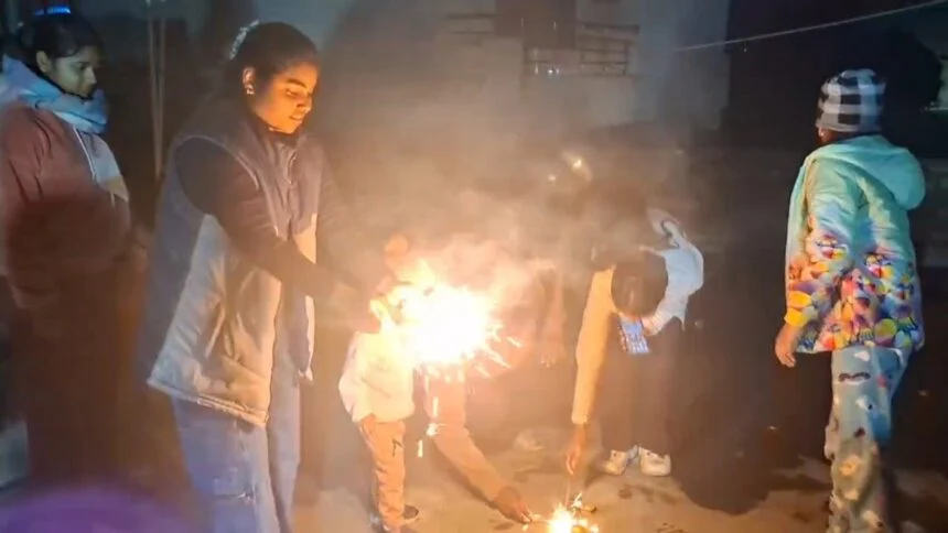नववर्ष को लेकर देर रात तक लोगों ने की मस्ती, आतिशबाजी कर नव वर्ष 2026 का किया स्वागत 1