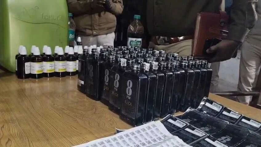 बेगूसराय में नकली शराब फैक्ट्री का भंडाफोड़: होम्योपैथिक दवा और केमिकल से बन रही थी विदेशी शराब, दो गिरफ्तार 2