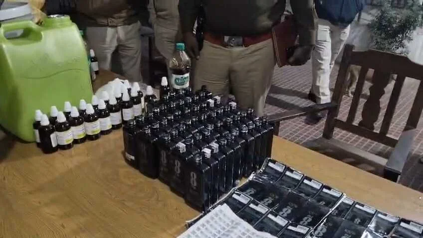 बेगूसराय में नकली शराब फैक्ट्री का भंडाफोड़: होम्योपैथिक दवा और केमिकल से बन रही थी विदेशी शराब, दो गिरफ्तार 3