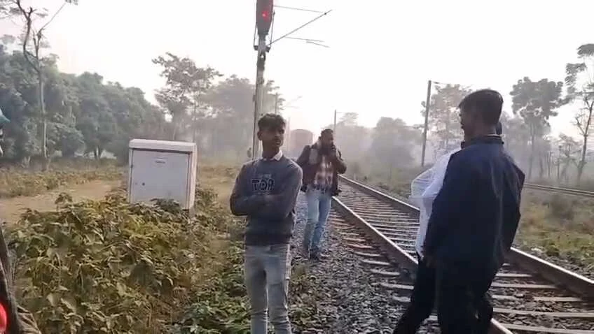 समस्तीपुर-बरौनी रेलखंड पर ऑटोमैटिक सिग्नल ने रोकी रफ्तार: 5 KM के सफर में लगे 2.5 घंटे, यात्रियों ने किया भारी हंगामा 2