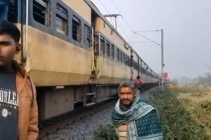 समस्तीपुर-बरौनी रेलखंड पर ऑटोमैटिक सिग्नल ने रोकी रफ्तार: 5 KM के सफर में लगे 2.5 घंटे, यात्रियों ने किया भारी हंगामा 23