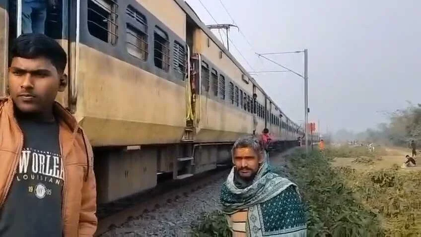 समस्तीपुर-बरौनी रेलखंड पर ऑटोमैटिक सिग्नल ने रोकी रफ्तार: 5 KM के सफर में लगे 2.5 घंटे, यात्रियों ने किया भारी हंगामा 10