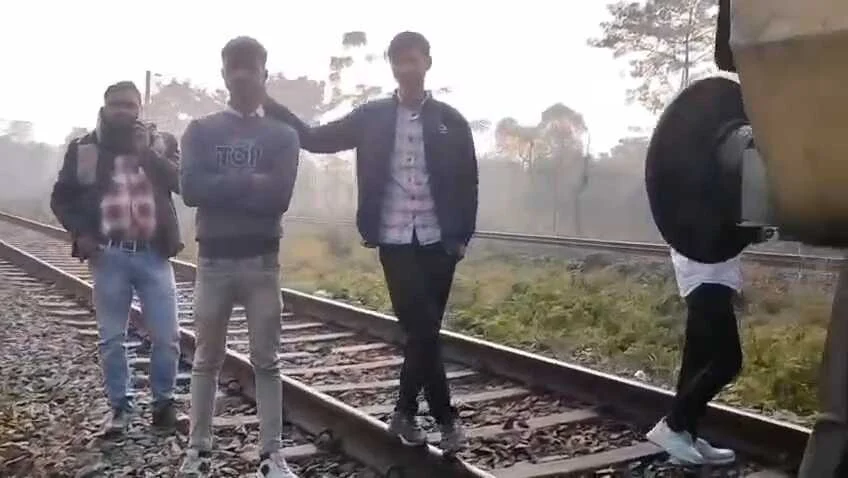 समस्तीपुर-बरौनी रेलखंड पर ऑटोमैटिक सिग्नल ने रोकी रफ्तार: 5 KM के सफर में लगे 2.5 घंटे, यात्रियों ने किया भारी हंगामा 4