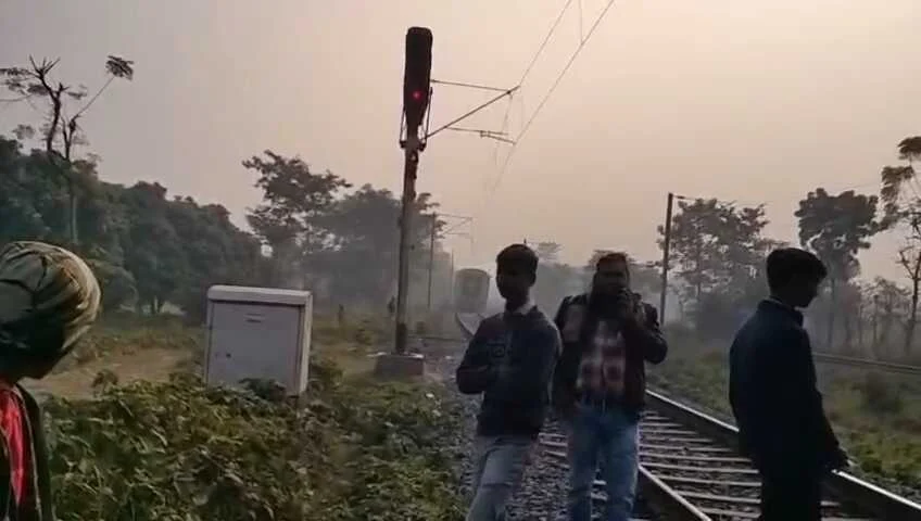समस्तीपुर-बरौनी रेलखंड पर ऑटोमैटिक सिग्नल ने रोकी रफ्तार: 5 KM के सफर में लगे 2.5 घंटे, यात्रियों ने किया भारी हंगामा 3