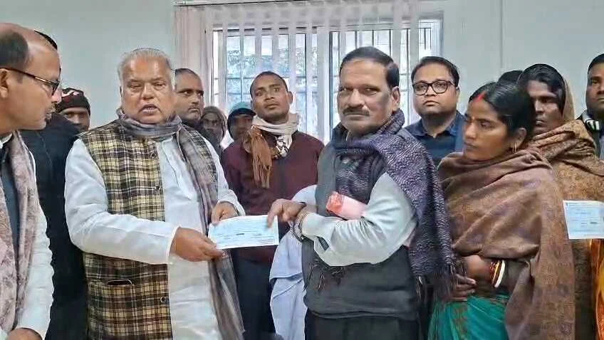 बिहार ग्रामीण विकास एवं परिवहन मंत्री श्रवण कुमार ने बिहार शरीफ प्रखंड मे आपदा के तहत चार लोगो को दिया सहयता राशि का चेक 1