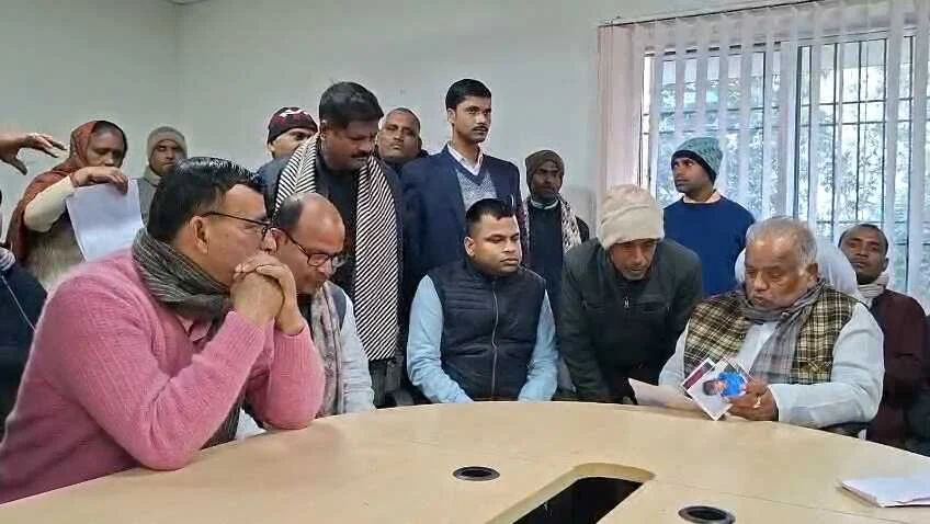 बिहार ग्रामीण विकास एवं परिवहन मंत्री श्रवण कुमार ने बिहार शरीफ प्रखंड मे आपदा के तहत चार लोगो को दिया सहयता राशि का चेक 2