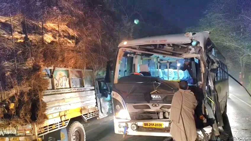 नालंदा: हिलसा फतुहा मुख्य मार्ग कामता हाल्ट के पास बस और ट्रक के बीच हुई टक्कर उपचालक की हुई मौत, बस में फंसे हुए लोगों को खिड़की के सहारे निकाला गया बाहर 3