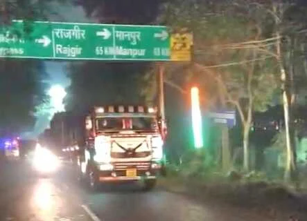 नालंदा: हिलसा फतुहा मुख्य मार्ग कामता हाल्ट के पास बस और ट्रक के बीच हुई टक्कर उपचालक की हुई मौत, बस में फंसे हुए लोगों को खिड़की के सहारे निकाला गया बाहर 2