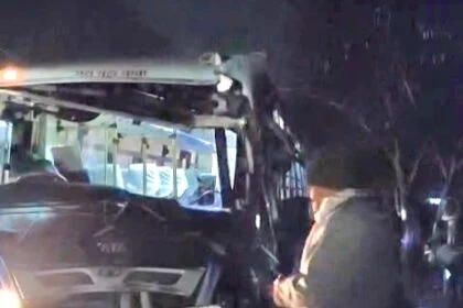 नालंदा: हिलसा फतुहा मुख्य मार्ग कामता हाल्ट के पास बस और ट्रक के बीच हुई टक्कर उपचालक की हुई मौत, बस में फंसे हुए लोगों को खिड़की के सहारे निकाला गया बाहर 29