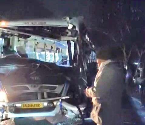 नालंदा: हिलसा फतुहा मुख्य मार्ग कामता हाल्ट के पास बस और ट्रक के बीच हुई टक्कर उपचालक की हुई मौत, बस में फंसे हुए लोगों को खिड़की के सहारे निकाला गया बाहर 1