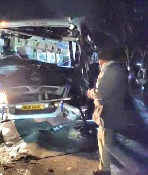 नालंदा: हिलसा फतुहा मुख्य मार्ग कामता हाल्ट के पास बस और ट्रक के बीच हुई टक्कर उपचालक की हुई मौत, बस में फंसे हुए लोगों को खिड़की के सहारे निकाला गया बाहर 1