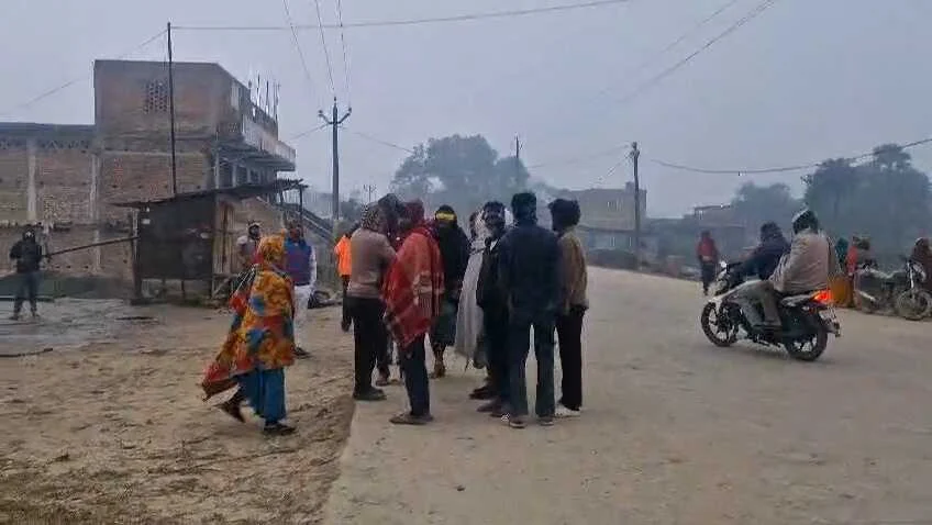 समस्तीपुर: NH-122B पर भीषण हादसा; ट्रैक्टर को बचाने के चक्कर में बालू डिपो में घुसा 16 चक्का ट्रक, तीन गंभीर रूप से घायल 3