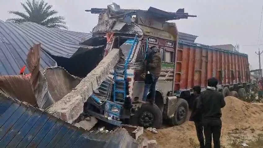 समस्तीपुर: NH-122B पर भीषण हादसा; ट्रैक्टर को बचाने के चक्कर में बालू डिपो में घुसा 16 चक्का ट्रक, तीन गंभीर रूप से घायल 2