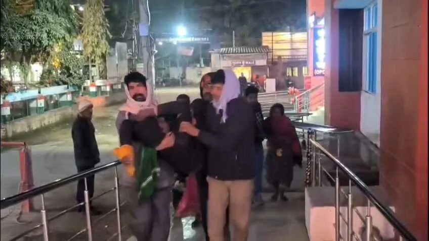 बेगूसराय में तेज रफ्तार हाईवा ट्रक ने तीन लोगों को कुचला, तीनो गंभीर रूप से घायल 2