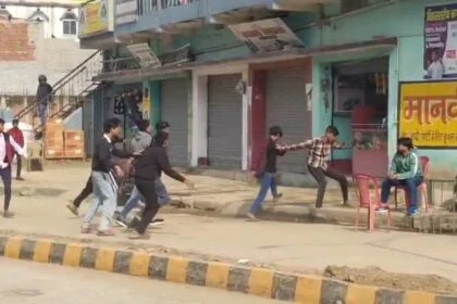 बिहार शरीफ में क्रिकेट का मैदान बना अखाड़ा, लड़कों के बीच जमकर चले बैट और लात-घूंसे, वीडियो हुआ वायरल 51