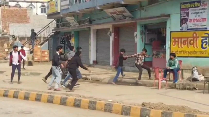 बिहार शरीफ में क्रिकेट का मैदान बना अखाड़ा, लड़कों के बीच जमकर चले बैट और लात-घूंसे, वीडियो हुआ वायरल 1