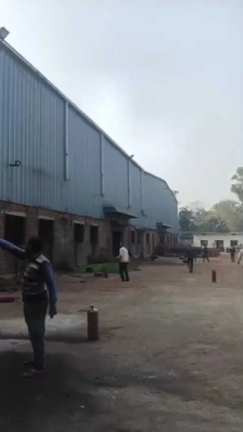 समस्तीपुर में सिलेंडर फैक्ट्री की यूनिट में लगी आग, दमकल की गाड़ियों ने पाया काबू 4