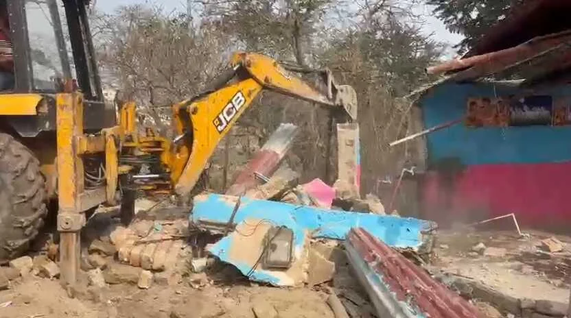 समस्तीपुर: मगरदही घाट पर चला नगर निगम का बुलडोजर, अतिक्रमण हटाओ अभियान से मचा हड़कंप 1