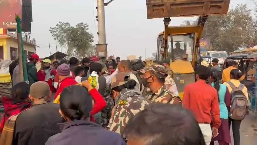 समस्तीपुर: मगरदही घाट पर चला नगर निगम का बुलडोजर, अतिक्रमण हटाओ अभियान से मचा हड़कंप 2