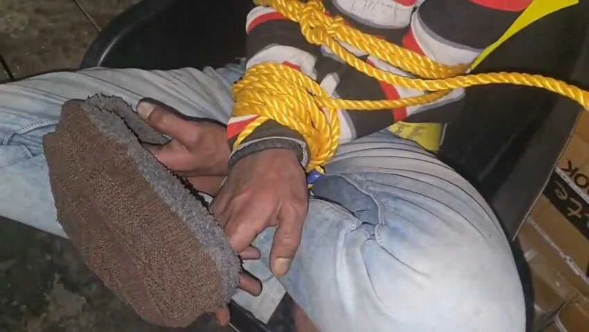 बेगूसराय में किताब गोदाम में चोरी करते रंगे हाथ पकड़ा गया युवक, लोगों ने हाथ-पैर बांधकर रातभर बनाया बंधक 3