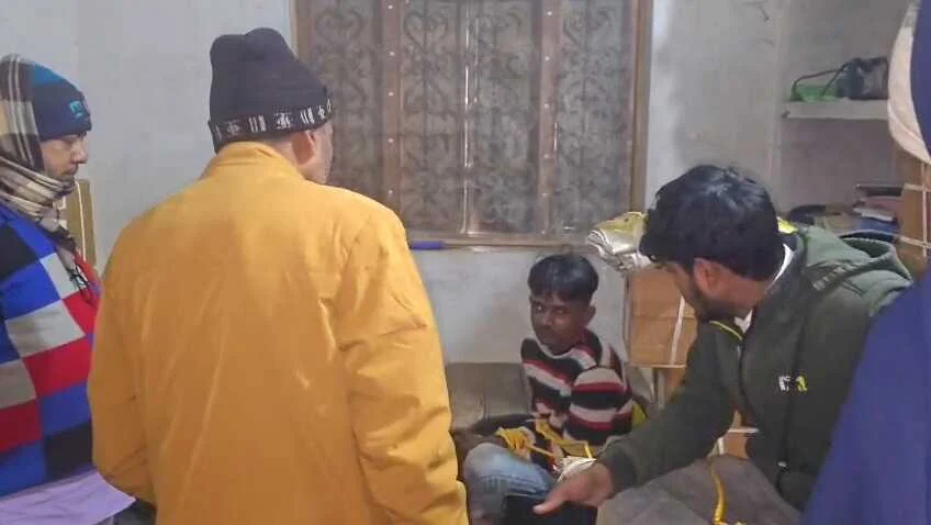 बेगूसराय में किताब गोदाम में चोरी करते रंगे हाथ पकड़ा गया युवक, लोगों ने हाथ-पैर बांधकर रातभर बनाया बंधक 2