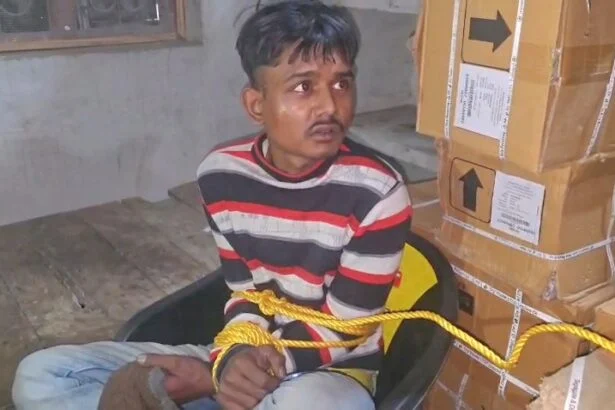 बेगूसराय में किताब गोदाम में चोरी करते रंगे हाथ पकड़ा गया युवक, लोगों ने हाथ-पैर बांधकर रातभर बनाया बंधक 1