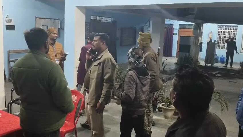 समस्तीपुर: प्राचार्य की 'गुंडागर्दी' या कर्मी की साजिश, पेपर वेट मारकर कर्मचारी का सिर फोड़ने का आरोप 3