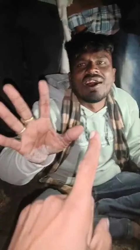 समस्तीपुर में चोरी के आरोप में युवक को खंभे से बांधकर बेदम पीटा, वीडियो वायरल 3