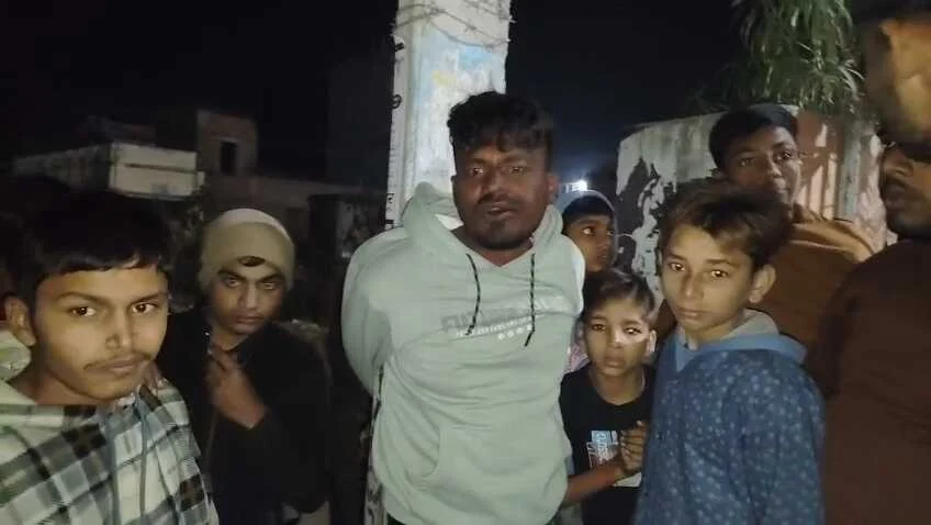 समस्तीपुर में चोरी के आरोप में युवक को खंभे से बांधकर बेदम पीटा, वीडियो वायरल 2