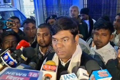 बिहार में बढ़ते अपराध पर बिफरे मुकेश सहनी: एसपी से मिलकर कहा- 'फरार आरोपियों को जल्द पकड़ें, सरकार को चैन से नहीं बैठने देंगे' 25