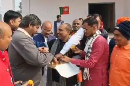 नालंदा में भाजपा कार्यकर्ताओं ने मनाया जश्न, फोड़े पटाखे, नितिन नवीन के राष्ट्रीय अध्यक्ष बनने पर बीजेपी कार्यकर्ताओं ने मिठाइयाँ बाँटी 2