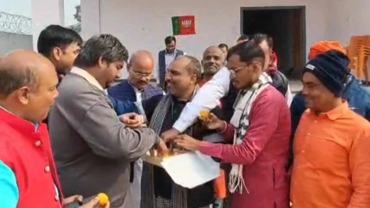 नालंदा में भाजपा कार्यकर्ताओं ने मनाया जश्न, फोड़े पटाखे, नितिन नवीन के राष्ट्रीय अध्यक्ष बनने पर बीजेपी कार्यकर्ताओं ने मिठाइयाँ बाँटी 4