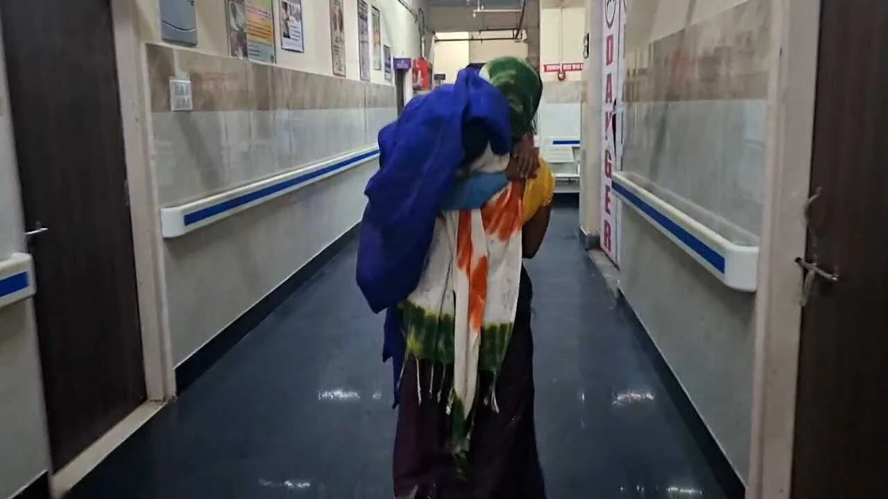 नालंदा: घर के बाहर खेल रहे बच्चे को बिस्कुट का लालच देकर युवक ने किया अप्राकृतिक यौनाचार, शोर मचाने पर बदमाश ने बच्चे को छोड़ा, बच्चे को मॉडल अस्पताल मे किया भर्ती 2