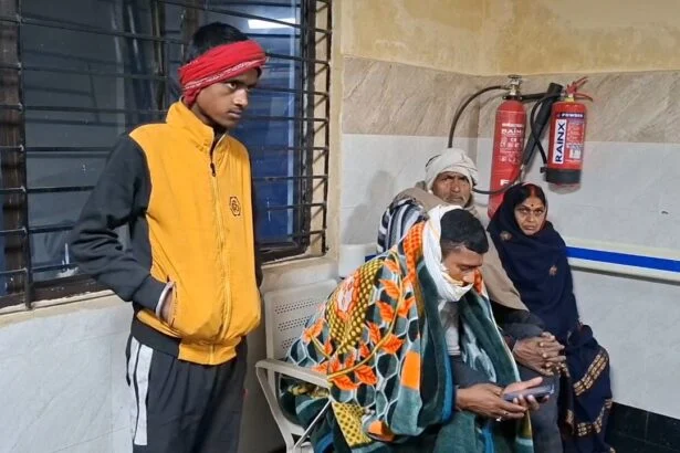 नालंदा: घर के बाहर खेल रहे बच्चे को बिस्कुट का लालच देकर युवक ने किया अप्राकृतिक यौनाचार, शोर मचाने पर बदमाश ने बच्चे को छोड़ा, बच्चे को मॉडल अस्पताल मे किया भर्ती 1