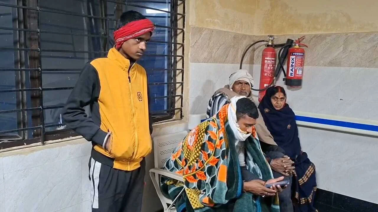 नालंदा: घर के बाहर खेल रहे बच्चे को बिस्कुट का लालच देकर युवक ने किया अप्राकृतिक यौनाचार, शोर मचाने पर बदमाश ने बच्चे को छोड़ा, बच्चे को मॉडल अस्पताल मे किया भर्ती 4