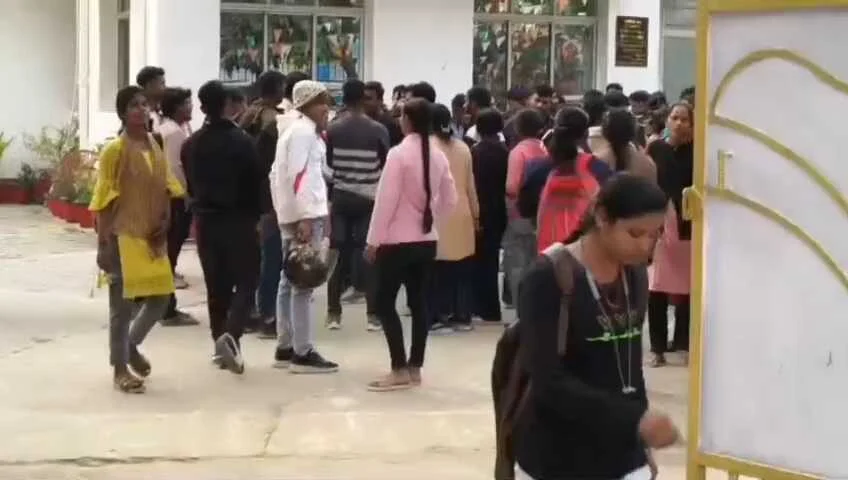 बेगूसराय में होमगार्ड बहाली में देरी पर फूटा अभ्यर्थियों का गुस्सा, डीएम कार्यालय का किया घेराव 3