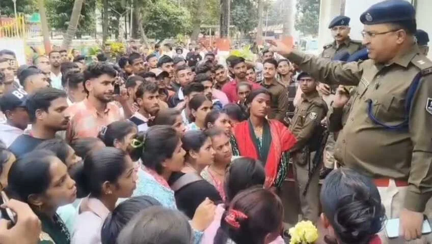 बेगूसराय में होमगार्ड बहाली में देरी पर फूटा अभ्यर्थियों का गुस्सा, डीएम कार्यालय का किया घेराव 4