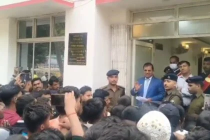 बेगूसराय में होमगार्ड बहाली में देरी पर फूटा अभ्यर्थियों का गुस्सा, डीएम कार्यालय का किया घेराव 15