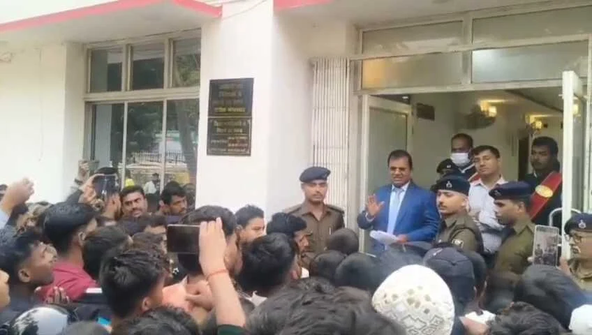 बेगूसराय में होमगार्ड बहाली में देरी पर फूटा अभ्यर्थियों का गुस्सा, डीएम कार्यालय का किया घेराव 6