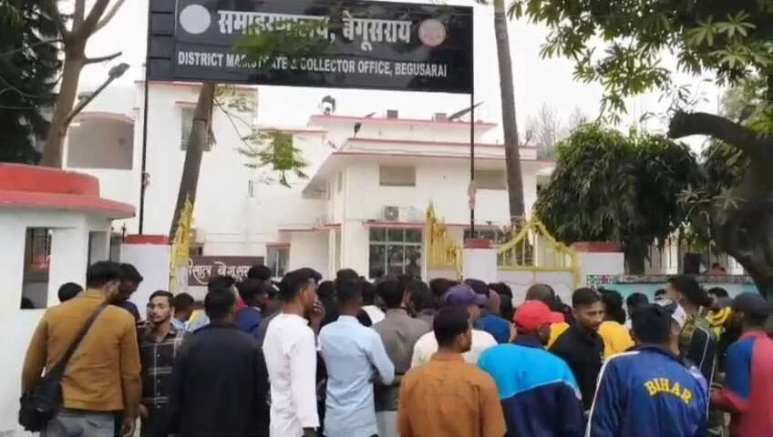 बेगूसराय में होमगार्ड बहाली में देरी पर फूटा अभ्यर्थियों का गुस्सा, डीएम कार्यालय का किया घेराव 2