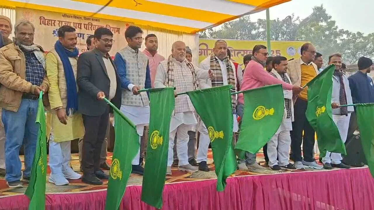 बिहार राज्य पथ परिवहन निगम के द्वारा बिहार शरीफ के सरकारी बस स्टैंड से दो पिंक बसों का किया लोकार्पण, परिवहन मंत्री श्रवण कुमार सांसद कौशलेन्द्र कुमार ने दिखाई हरी झंडी 14