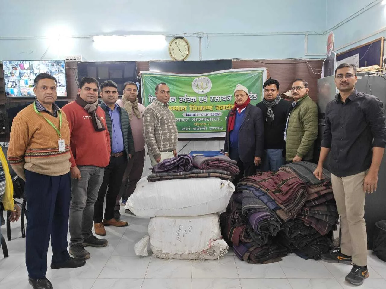 बरौनी HURL की मानवीय पहल: नव वर्ष पर सदर अस्पताल के मरीजों के बीच बांटे गए गर्म कंबल 8