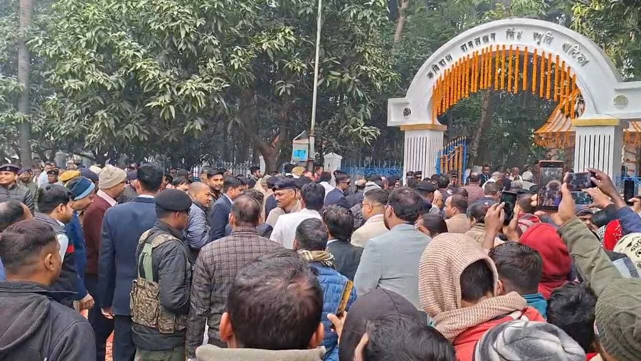 घने कोहरे के बीच बिहार के मुख्यमंत्री नीतीश कुमार अपने परिवार संग पहुंचे अपने पैतृक गांव कल्याण विगहा, स्मृति वाटिका स्थित अपने माता परमेश्वरी देवी के 16 वीं पुण्यतिथि पर किया श्रद्धा सुमन अर्पित 2