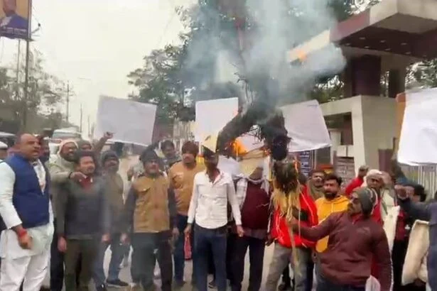 बिहार की बेटियों को 'बिकाऊ' बताने पर उबाल: समस्तीपुर में कुणाल कुमार के नेतृत्व में फूंका गया पुतला 1