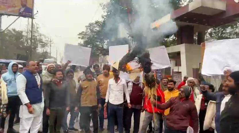 बिहार की बेटियों को 'बिकाऊ' बताने पर उबाल: समस्तीपुर में कुणाल कुमार के नेतृत्व में फूंका गया पुतला 7