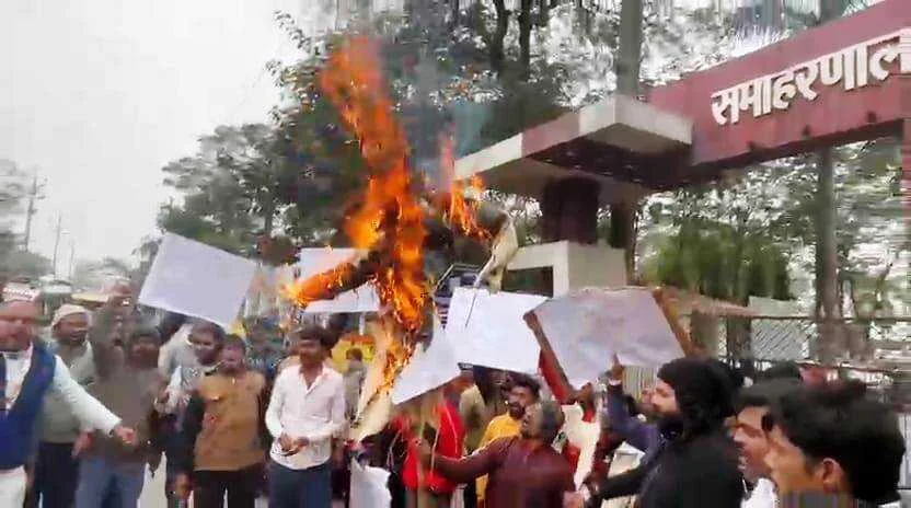 बिहार की बेटियों को 'बिकाऊ' बताने पर उबाल: समस्तीपुर में कुणाल कुमार के नेतृत्व में फूंका गया पुतला 2