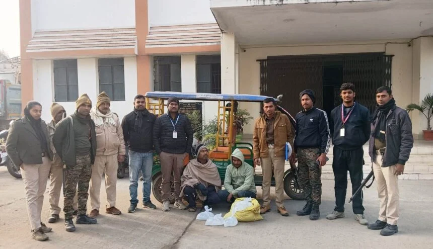 समस्तीपुर में उत्पाद विभाग का बड़ा एक्शन: ई-रिक्शा से ले जाई जा रही शराब जब्त, दो तस्कर गिरफ्तार 1