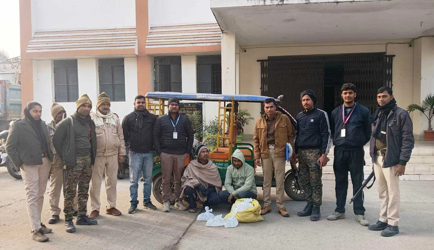 समस्तीपुर में उत्पाद विभाग का बड़ा एक्शन: ई-रिक्शा से ले जाई जा रही शराब जब्त, दो तस्कर गिरफ्तार 2