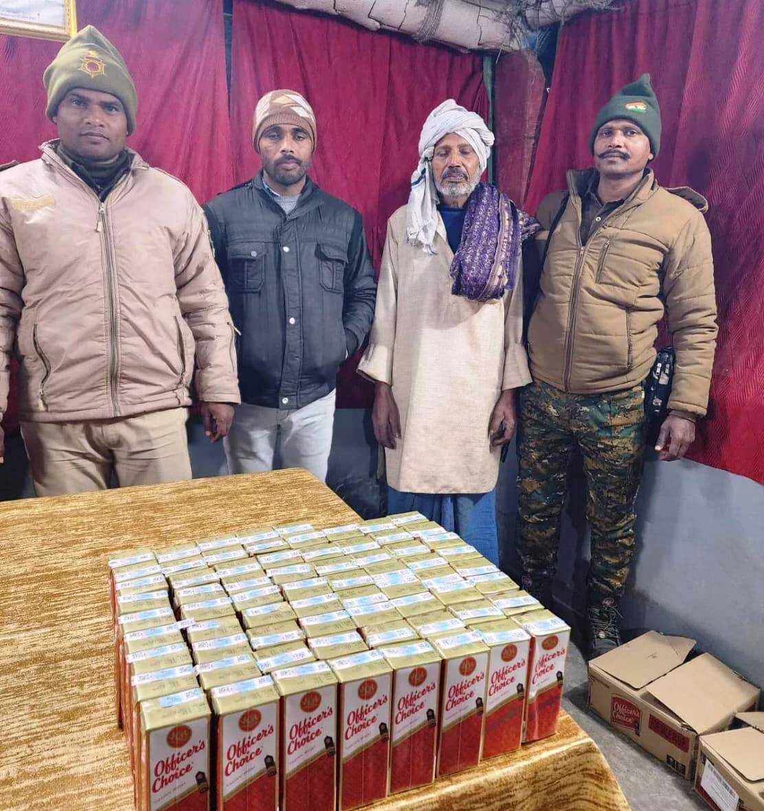 तेयाय पुलिस की बड़ी कार्रवाई, बसही पुल के पास दुकान के पीछे से 69 पीस विदेशी शराब बरामद 12